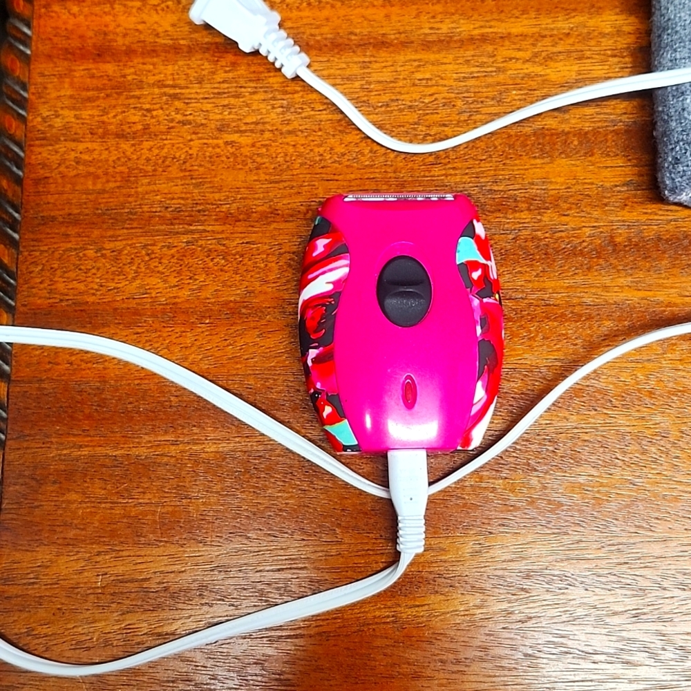 Betsey Johnson electric shaver